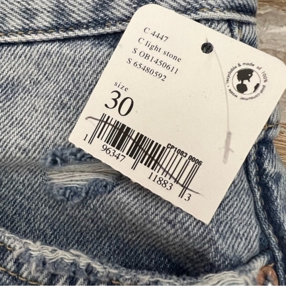 Free People 90’s high rise destroyed jean shorts light stone Wash size 30 - Picture 9 of 11